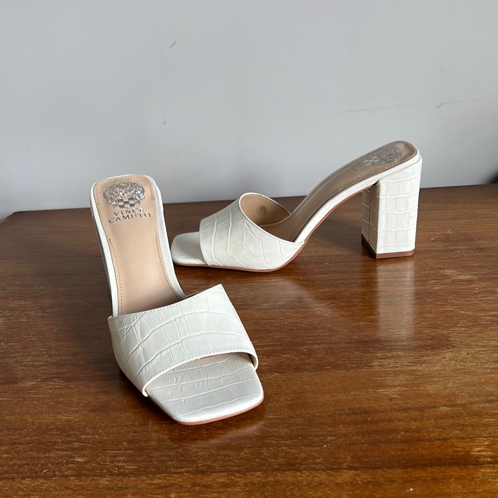 VINCE CAMUTO DAISANA BLOCK-HEEL SANDAL